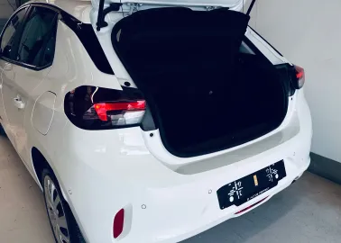 Car image 14