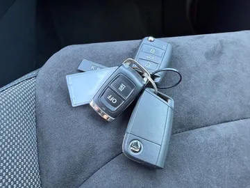 Car image 30