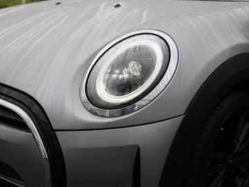 Car image 25