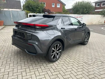 Car image 4
