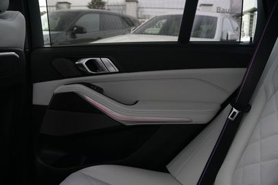 Car image 32