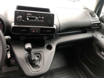 Car image 26