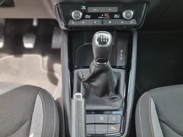 Car image 25