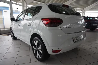 Car image 4