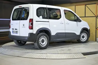 Car image 3