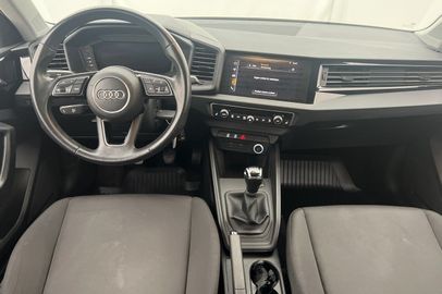 Car image 12