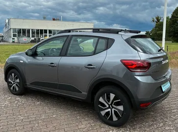Car image 4