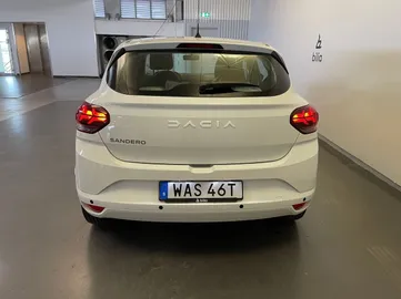 Car image 3