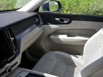 Car image 32