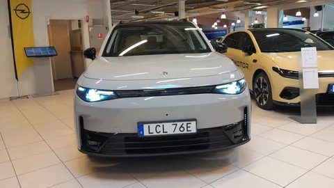 Car image 12