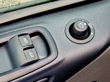 Car image 32