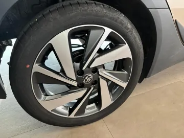 Car image 24