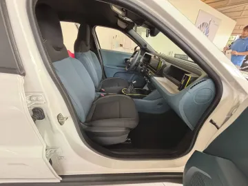 Car image 16
