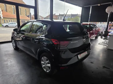 Car image 4
