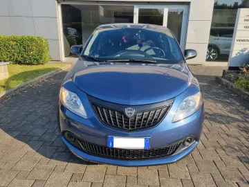 Car image 3