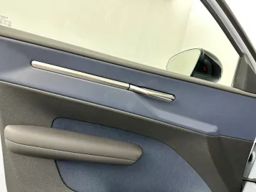 Car image 40