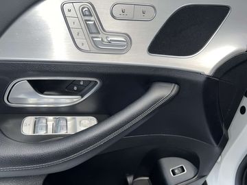 Car image 36