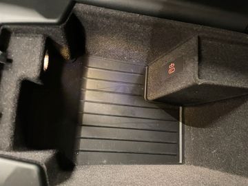 Car image 32