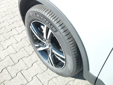 Car image 32