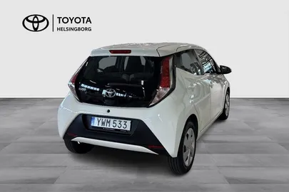 Car image 4