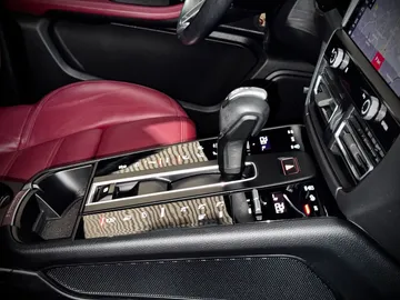 Car image 30