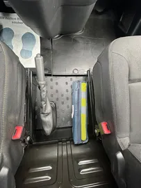 Car image 32