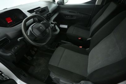 Car image 19