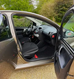 Car image 4
