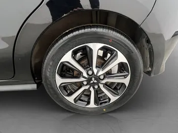 Car image 32