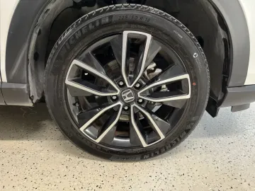 Car image 30