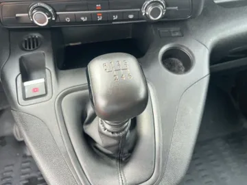 Car image 27