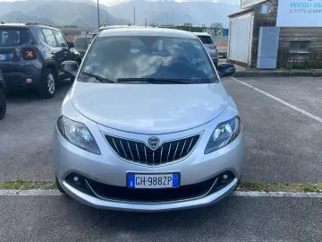 Car image 3