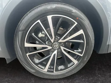 Car image 18