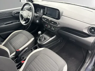 Car image 18