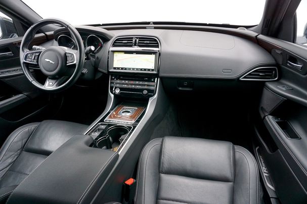 Jaguar XE 132 kW image number 20