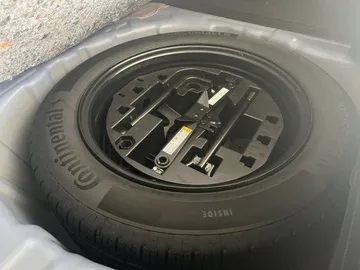 Car image 30