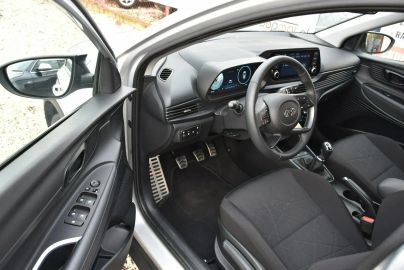 Car image 16