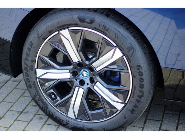 BMW iX xDrive40 240 kW image number 8