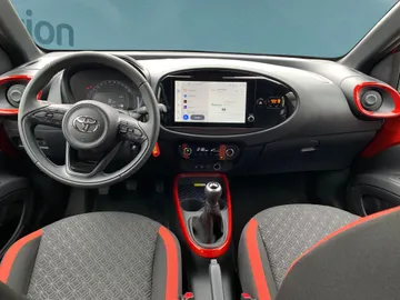 Car image 14