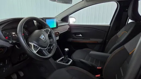 Car image 24