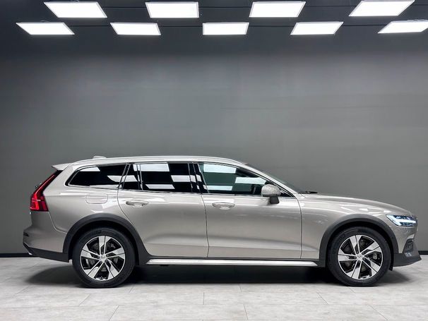 Volvo V60 Cross Country B4 AWD 146 kW image number 3