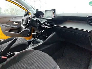 Car image 16