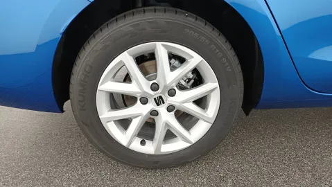 Car image 26