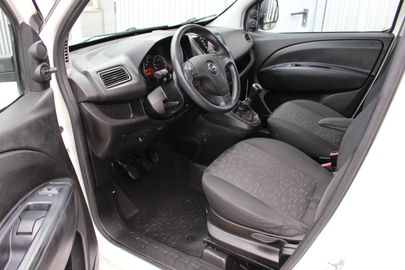 Car image 10