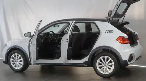Car image 3