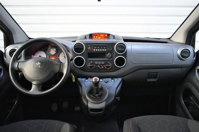 Car image 15