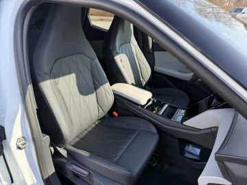 Car image 32