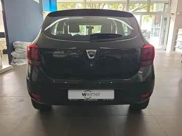 Car image 18
