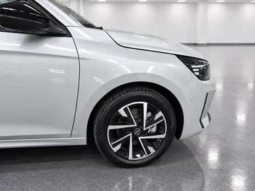 Car image 14