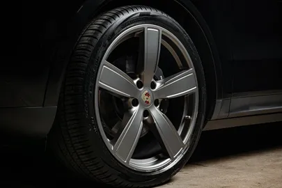 Car image 32